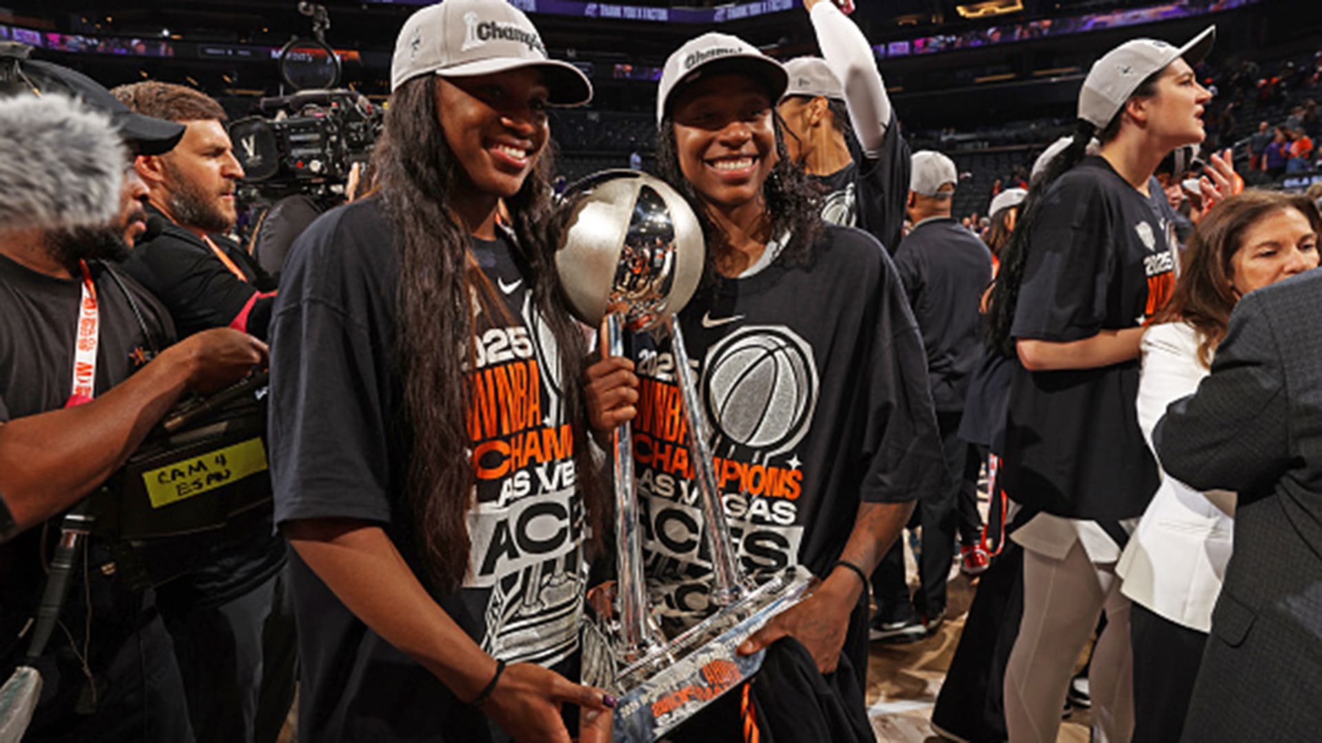 2025 10 10_ Loyd and Young _Stephen Gosling_NBAE_18