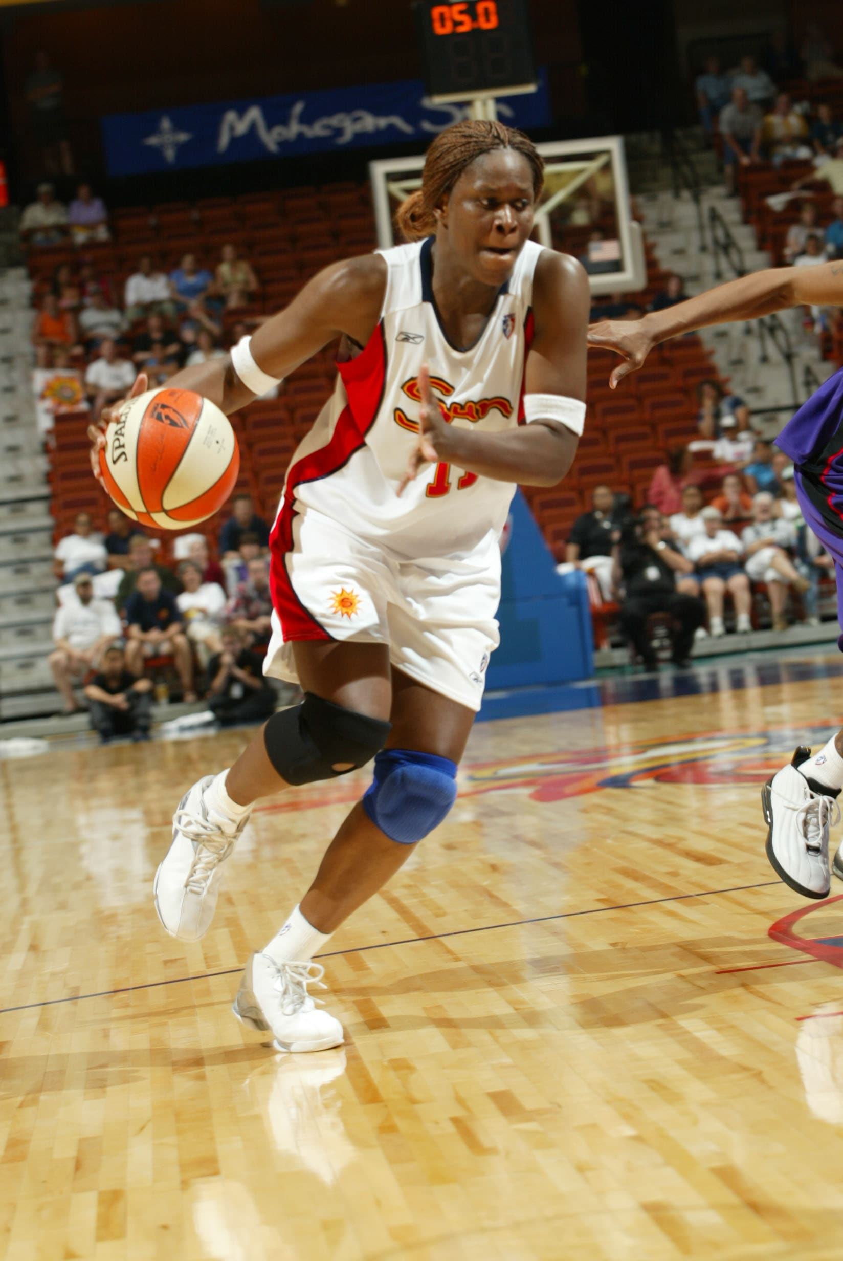 McWilliams-Franklin drives for winning basket