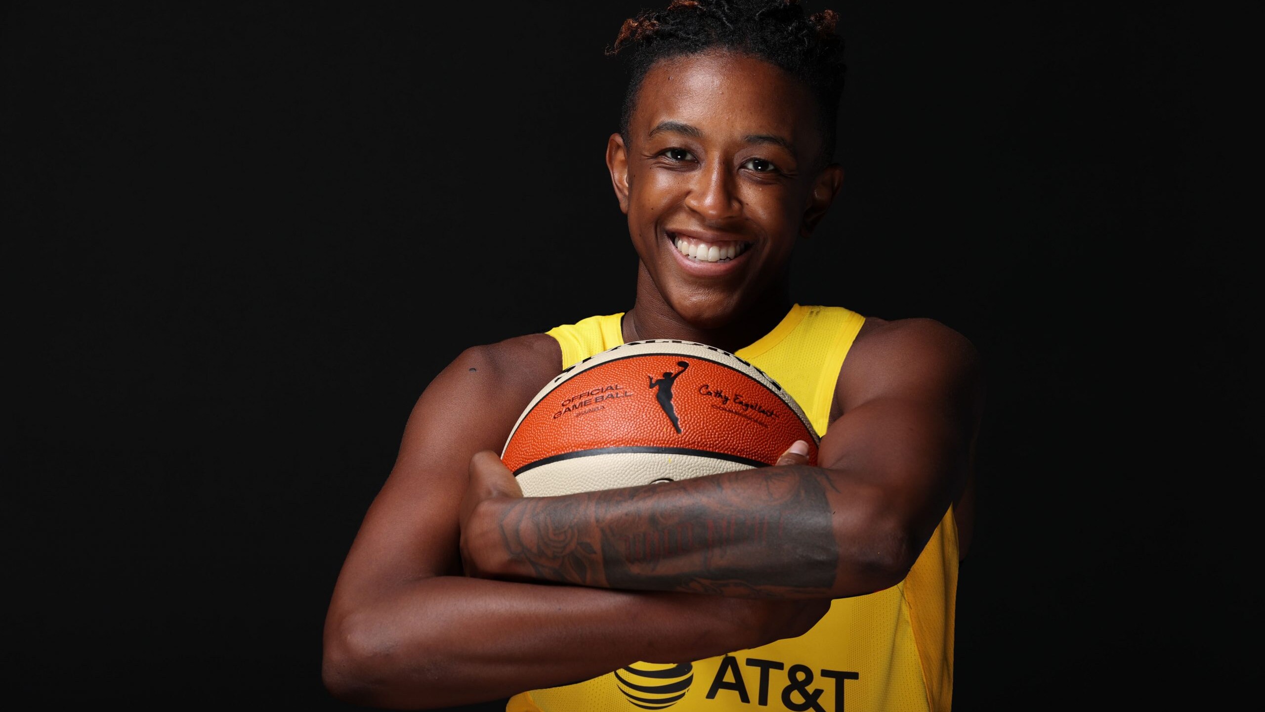 Danielle Robinson signs with the Fever