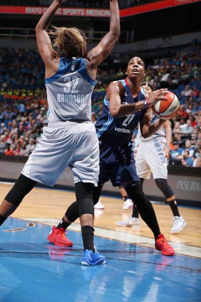 MINNEAPOLIS, MN - JULY 20: Reshanda Gray #21 of the Atlanta Dream handles the ball against the Minnesota Lynx on July 20, 2016 at Target Center in Minneapolis, Minnesota. NOTE TO USER: User expressly acknowledges and agrees that, by downloading and or using this Photograph, user is consenting to the terms and conditions of the Getty Images License Agreement. Mandatory Copyright Notice: Copyright 2016 NBAE (Photo by David Sherman/NBAE via Getty Images)