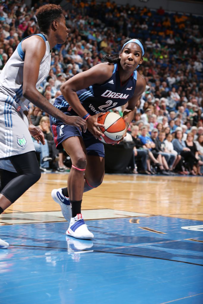 MINNEAPOLIS, MN - SEPTEMBER 17: Reshanda Gray #21 of the Atlanta Dream handles the ball against the Minnesota Lynx on September 17, 2016 at Target Center in Minneapolis, Minnesota. NOTE TO USER: User expressly acknowledges and agrees that, by downloading and or using this Photograph, user is consenting to the terms and conditions of the Getty Images License Agreement. Mandatory Copyright Notice: Copyright 2016 NBAE (Photo by David Sherman/NBAE via Getty Images)