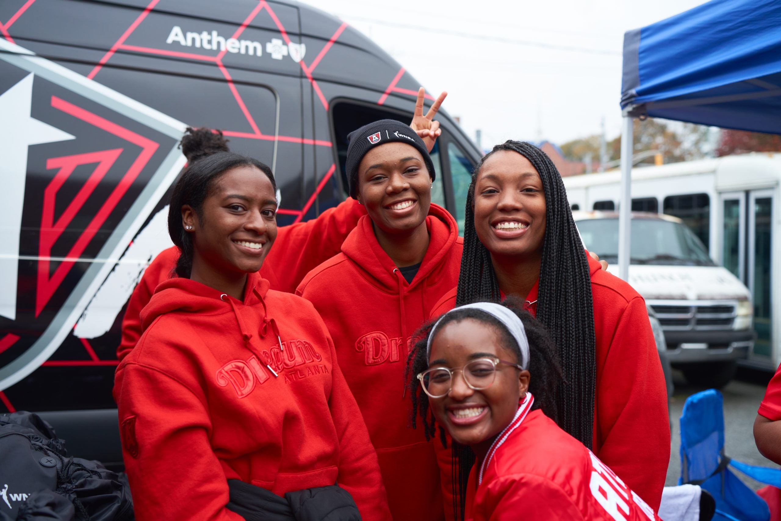Atlanta Dream handing out goods as Dreamsgiving