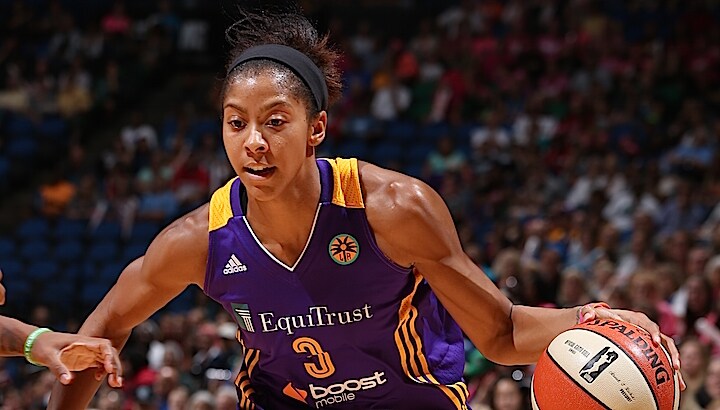 MINNEAPOLIS, MN - AUGUST 9: Candace Parker #3 of the Los Angeles Sparks handles the ball against the Minnesota Lynx on August 9, 2015 at Target Center in Minneapolis, Minnesota. NOTE TO USER: User expressly acknowledges and agrees that, by downloading and or using this Photograph, user is consenting to the terms and conditions of the Getty Images License Agreement. Mandatory Copyright Notice: Copyright 2015 NBAE (Photo by David Sherman/NBAE via Getty Images)