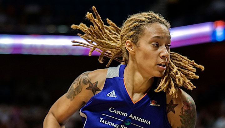 UNCASVILLE, CT - AUGUST 27: Brittney Griner #42 of the Phoenix Mercury handles the ball against the Connecticut Sun on August 27, 2015 at the Mohegan Sun Arena in Uncasville, Connecticut. NOTE TO USER: User expressly acknowledges and agrees that, by downloading and/or using this Photograph, user is consenting to the terms and conditions of the Getty Images License Agreement. Mandatory Copyright Notice: Copyright 2015 NBAE (Photo by Stephen Pellegrino/NBAE via Getty Images)