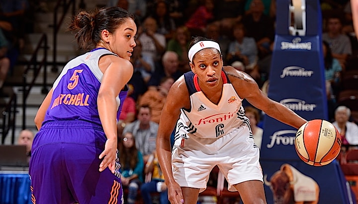 UNCASVILLE, CT - AUGUST 27: Jasmine Thomas #6 of the Connecticut Sun handles the ball against Leilani Mitchell #5 of the Phoenix Mercury on August 27, 2015 at the Mohegan Sun Arena in Uncasville, Connecticut. NOTE TO USER: User expressly acknowledges and agrees that, by downloading and/or using this Photograph, user is consenting to the terms and conditions of the Getty Images License Agreement. Mandatory Copyright Notice: Copyright 2015 NBAE (Photo by David Dow/NBAE via Getty Images)