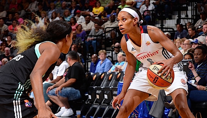 UNCASVILLE, CT - AUGUST 29: Jasmine Thomas #6 of the Connecticut Sun handles the ball against the New York Liberty on August 29, 2015 at the Mohegan Sun Arena in Uncasville, Connecticut. NOTE TO USER: User expressly acknowledges and agrees that, by downloading and/or using this Photograph, user is consenting to the terms and conditions of the Getty Images License Agreement. Mandatory Copyright Notice: Copyright 2015 NBAE (Photo by David Dow/NBAE via Getty Images)