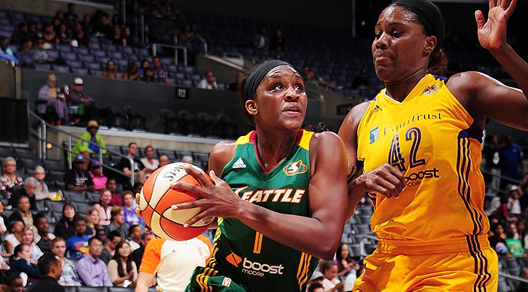   Crystal Langhorne exploded for 29 points as the Storm rallied to be the Sparks on Tuesday. 