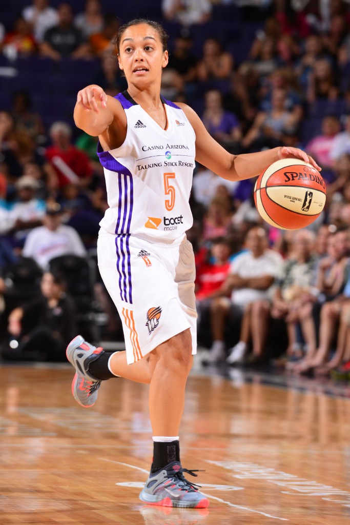 PHOENIX, AZ - AUGUST 4: Leilani Mitchell #5 of the Phoenix Mercury handles the ball against the Tulsa Shock on August 4, 2015 at US Airways Center in Phoenix, Arizona. NOTE TO USER: User expressly acknowledges and agrees that, by downloading and or using this Photograph, user is consenting to the terms and conditions of the Getty Images License Agreement. Mandatory Copyright Notice: Copyright 2015 NBAE (Photo by Barry Gossage/NBAE via Getty Images)