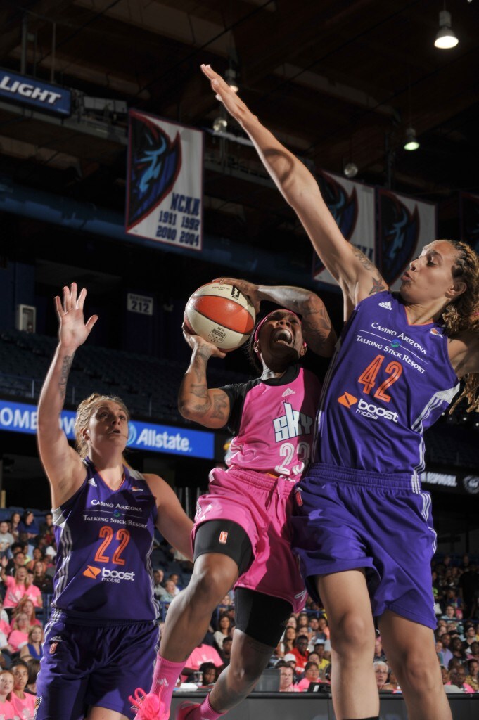 ROSEMONT, IL - AUGUST 9: Cappie Pondexter #23 of the Chicago Sky shoots the ball against Brittney Griner #42 of the Phoenix Mercury on August 9, 2015 at the Allstate Arena in Rosemont, Illinois. NOTE TO USER: User expressly acknowledges and agrees that, by downloading and/or using this photograph, user is consenting to the terms and conditions of the Getty Images License Agreement. Mandatory Copyright Notice: Copyright 2015 NBAE (Photo by Randy Belice/NBAE via Getty Images)