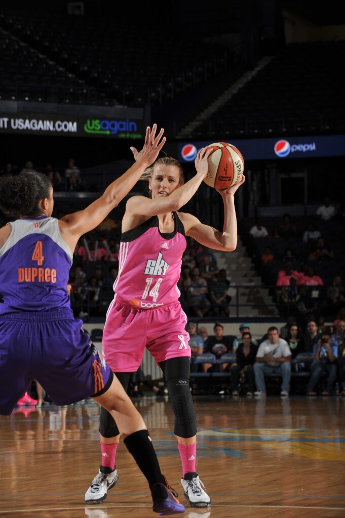 ROSEMONT, IL - AUGUST 9: Allie Quigley #14 of the Chicago Sky handles the ball against the Phoenix Mercury on August 9, 2015 at the Allstate Arena in Rosemont, Illinois. NOTE TO USER: User expressly acknowledges and agrees that, by downloading and/or using this photograph, user is consenting to the terms and conditions of the Getty Images License Agreement. Mandatory Copyright Notice: Copyright 2015 NBAE (Photo by Randy Belice/NBAE via Getty Images)