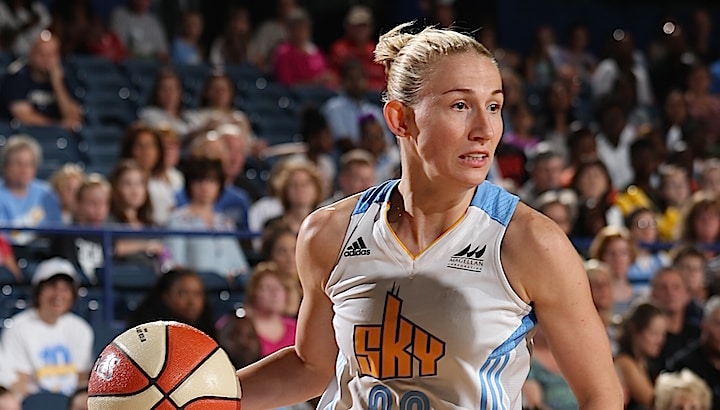 ROSEMONT, IL - SEPTEMBER 6: Courtney Vandersloot #22 of the Chicago Sky handles the ball against the Seattle Storm on September 6, 2015 at Allstate Arena in Rosemont, Illinois. NOTE TO USER: User expressly acknowledges and agrees that, by downloading and or using this Photograph, user is consenting to the terms and conditions of the Getty Images License Agreement. Mandatory Copyright Notice: Copyright 2015 NBAE (Photo by Gary Dineen/NBAE via Getty Images)