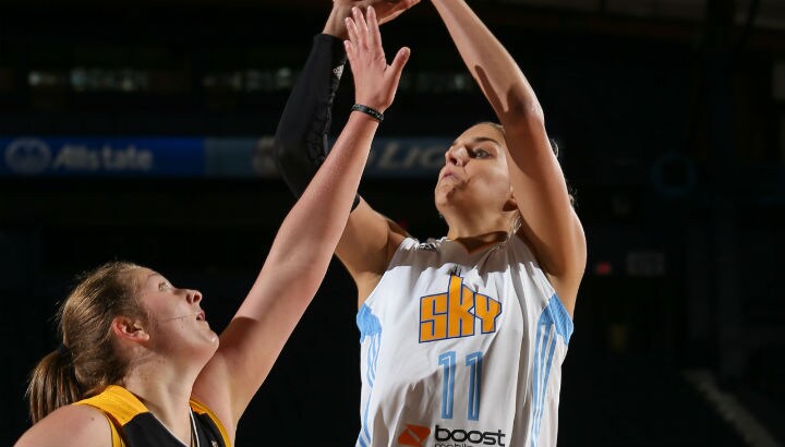 Elena Delle Donne #11 of the Chicago Sky shoots against Theresa Plaisance #55 of the Tulsa Shock