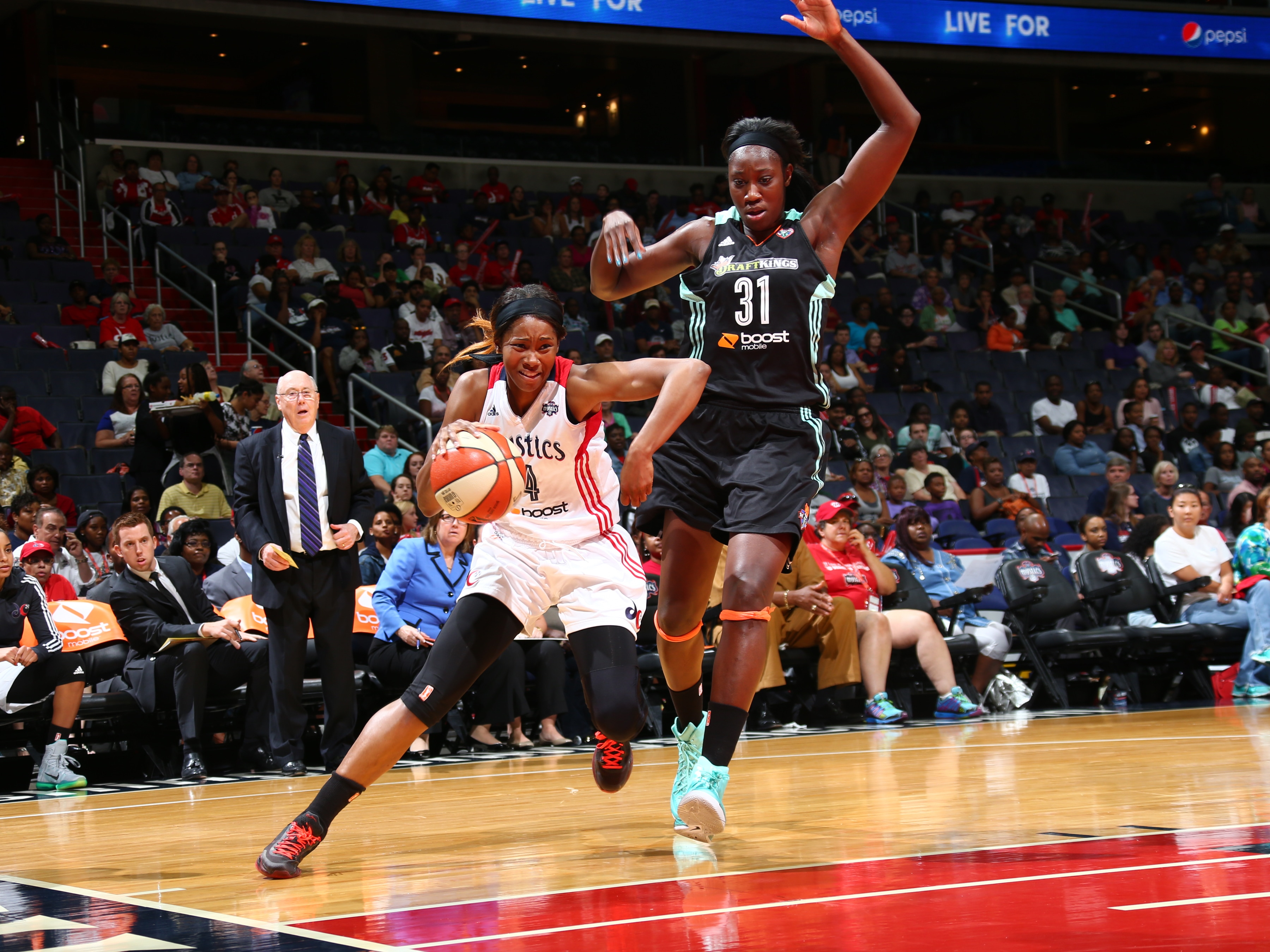 Tayler Hill #4 of the Washington Mystics handles the ball against Tina Charles #31 of the New York Liberty in Game Two of the WNBA Western Conference Semifinals o