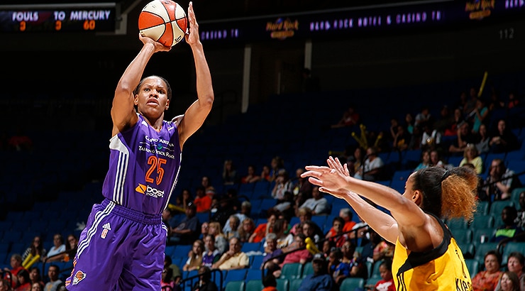 Monique Currie scored 26 points but the Mercury lost to the Shock on Sunday.