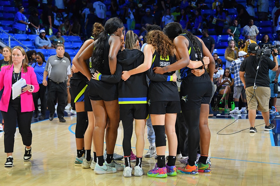 Dallas Wings huddle