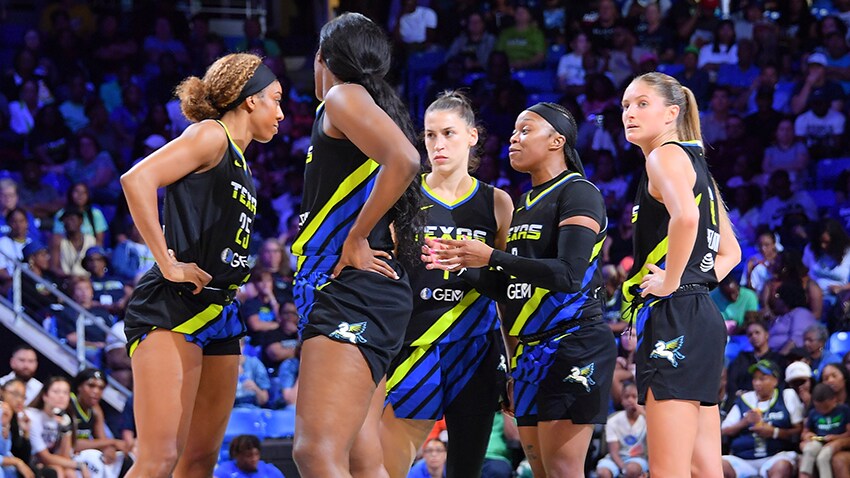 Dallas Wings huddle