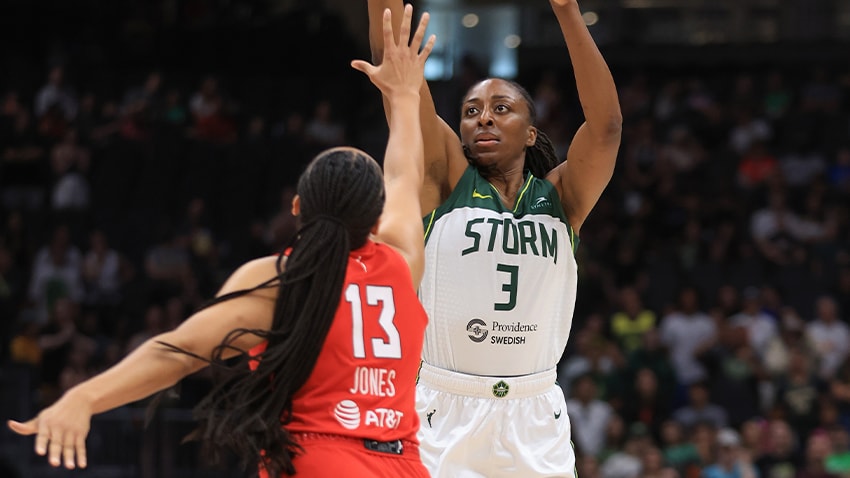 Nneka Ogwumike shooting over Haley Jones