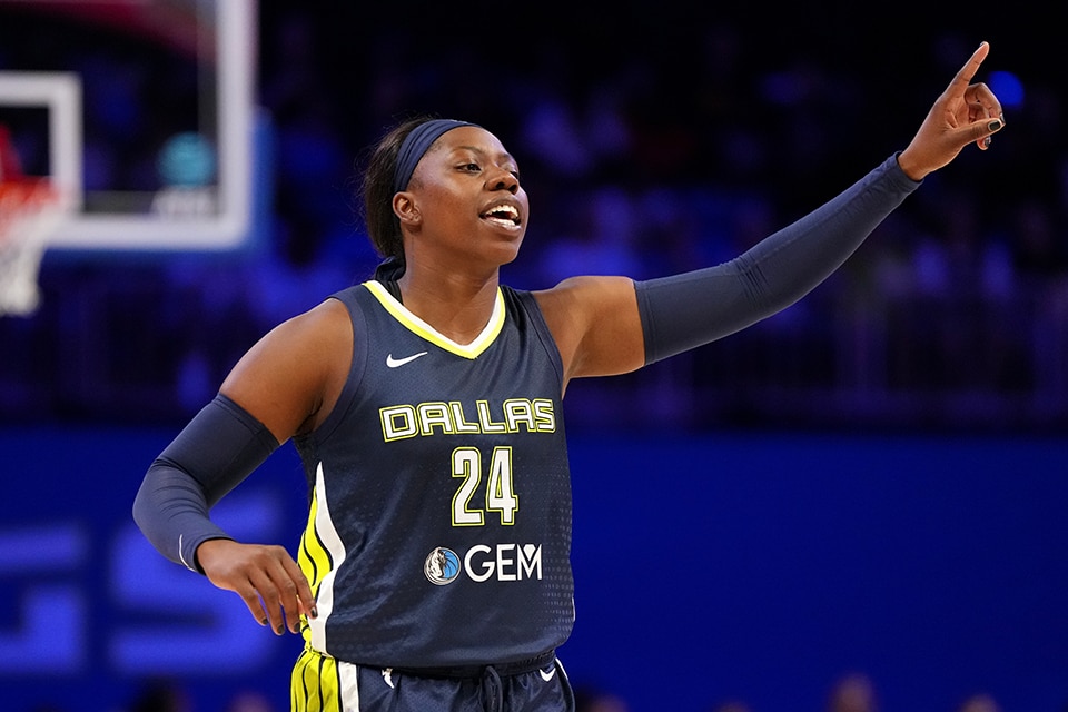 #24 Arike Ogunbowale of the Dallas Wings