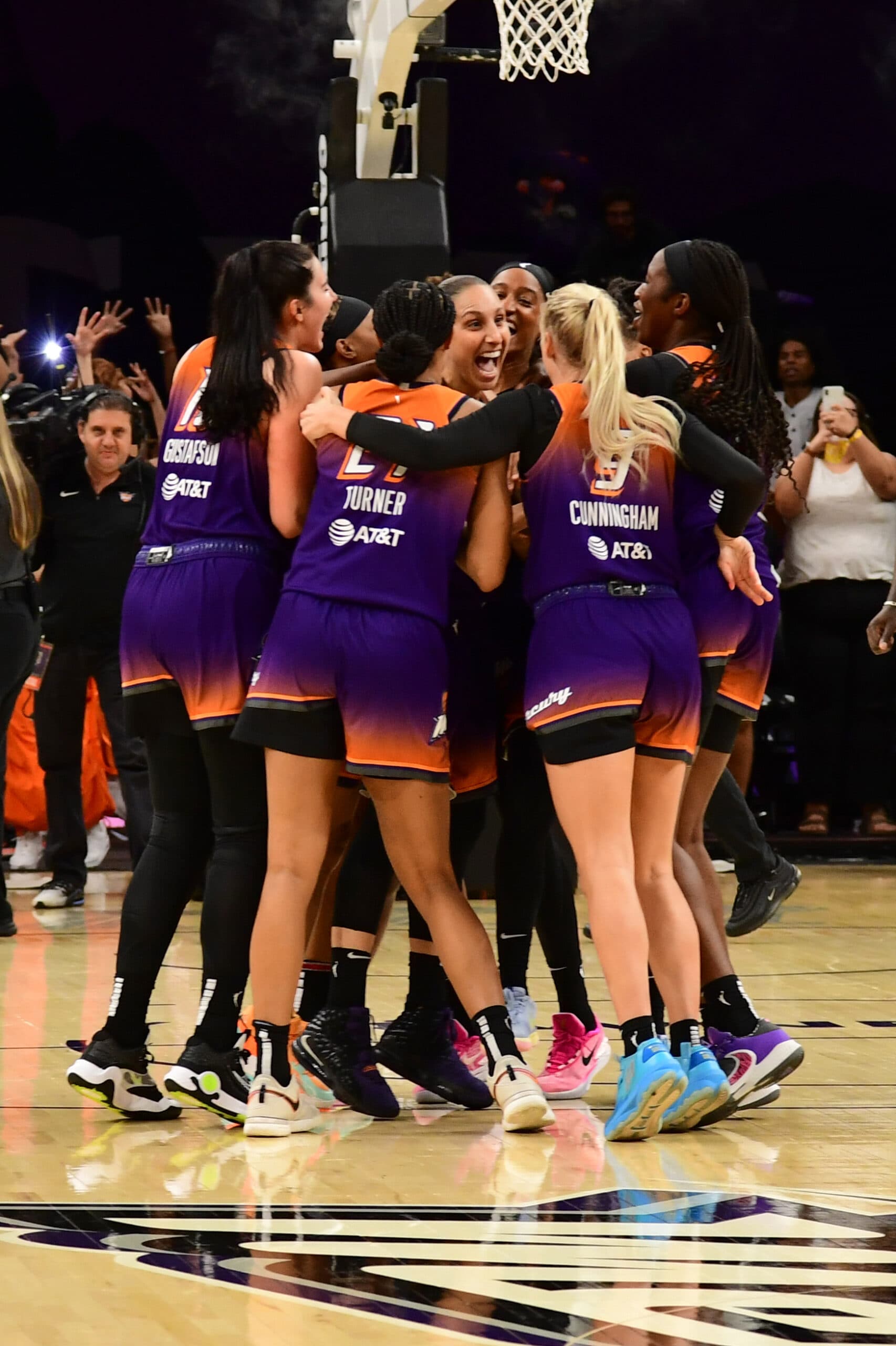 Diana Taurasi celebrating her 10,000 point with Phoenix Mercury team on August 3, 2023 at Footprint Center in Phoenix,