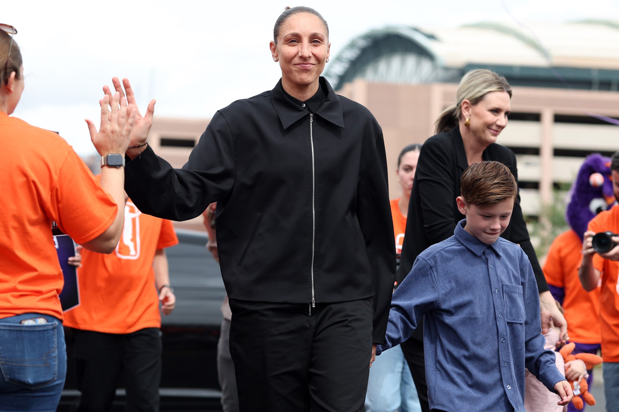 Diana Taurasi arrives and waves at fans before her retirement press conference