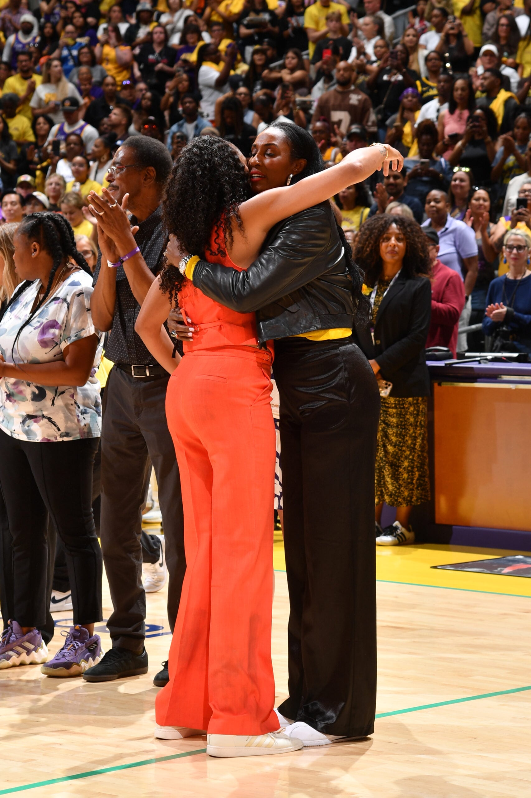 Candace Parker and Lisa Leslie embrace during Candace Parker Los Angeles Sparks jersey retirement