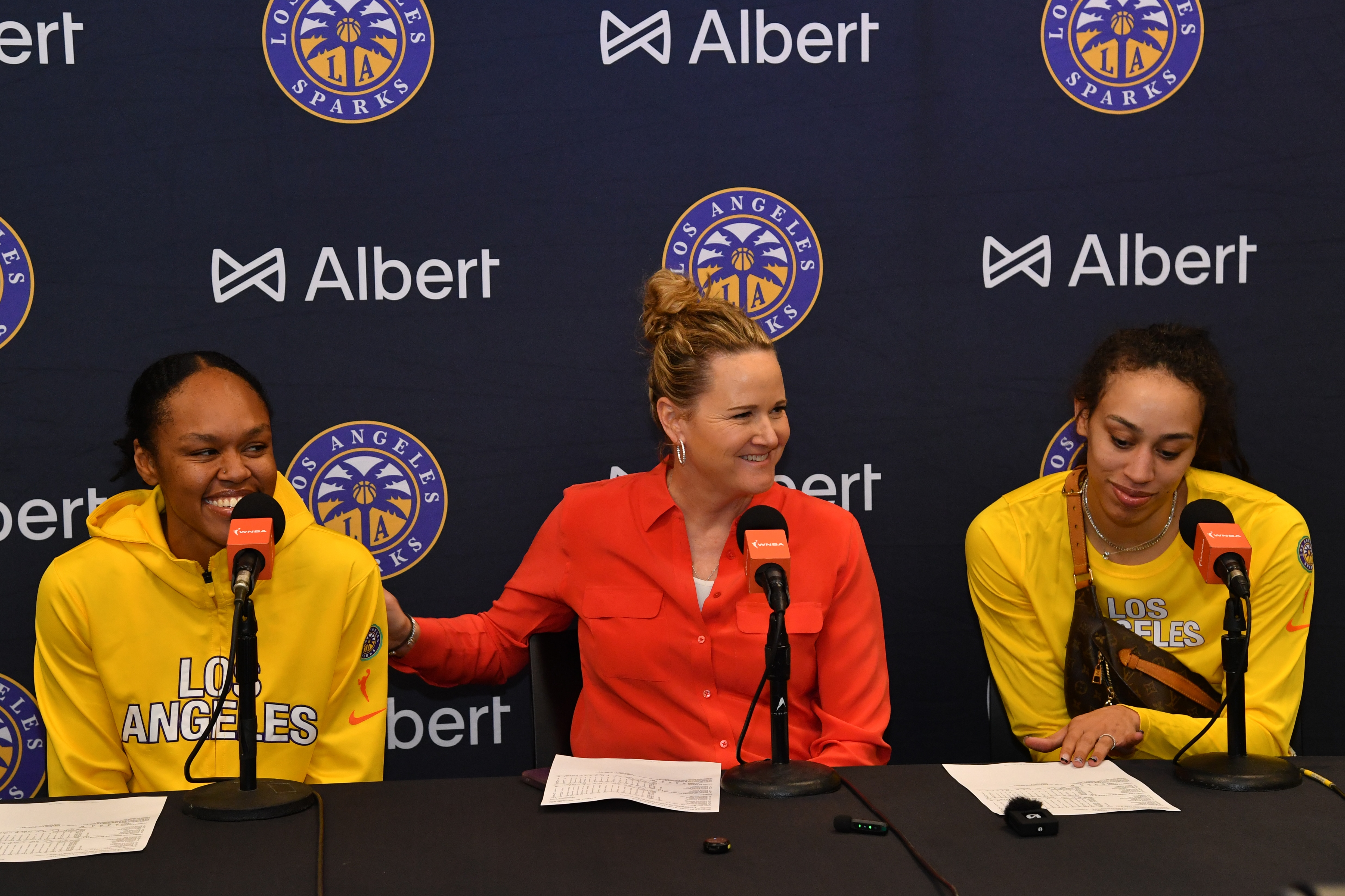 Azura Stevens #23, Head Coach Lynne Roberts , and Dearica Hamby #5 of the Los Angeles Sparks 