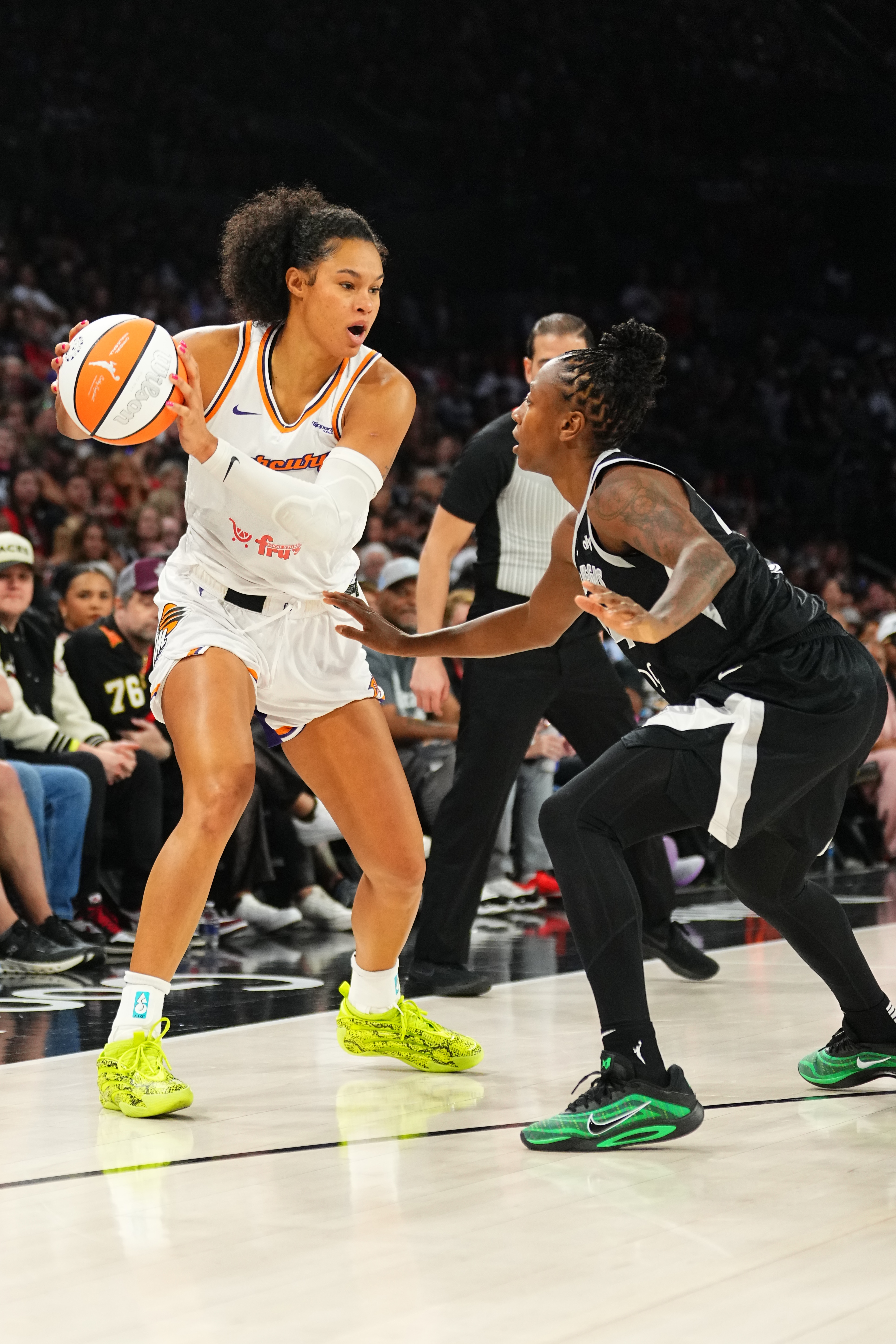 Jewell Loyd #24 of the Las Vegas Aces plays defense on Satou Sabally #0 of the Phoenix Mercury