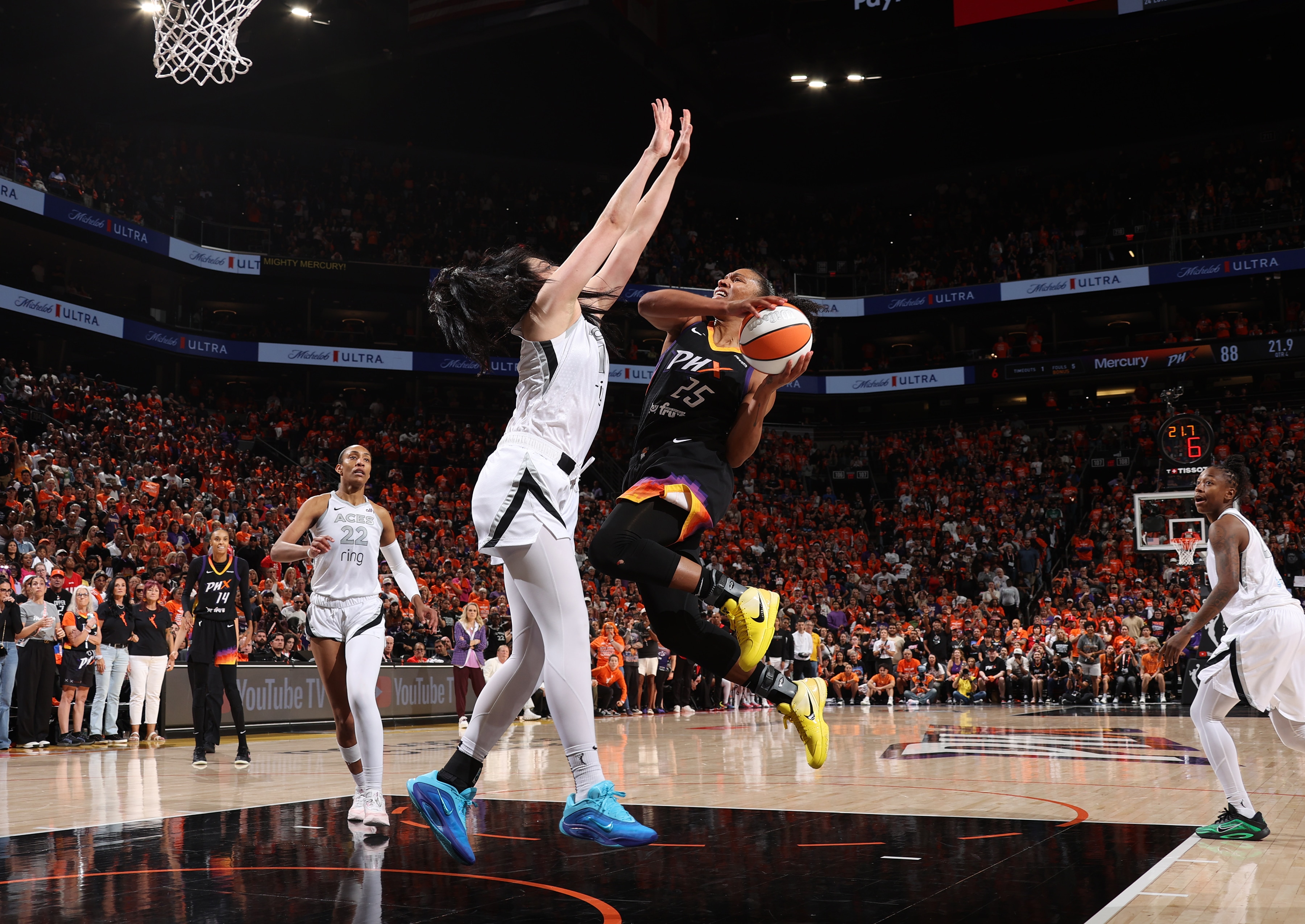 Alyssa Thomas #25 of the Phoenix Mercury drives to the basket during the game against the Las Vegas Aces