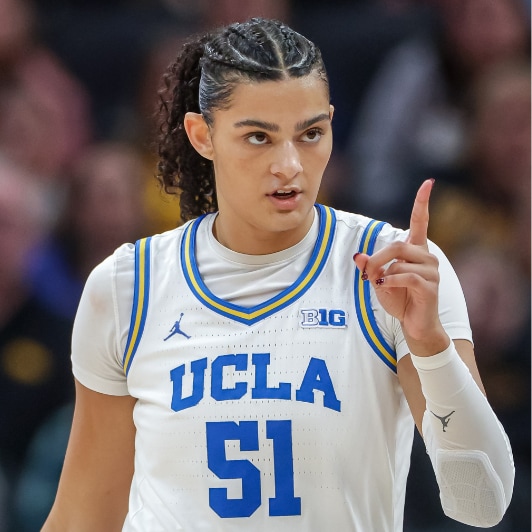 Lauren Betts headshot