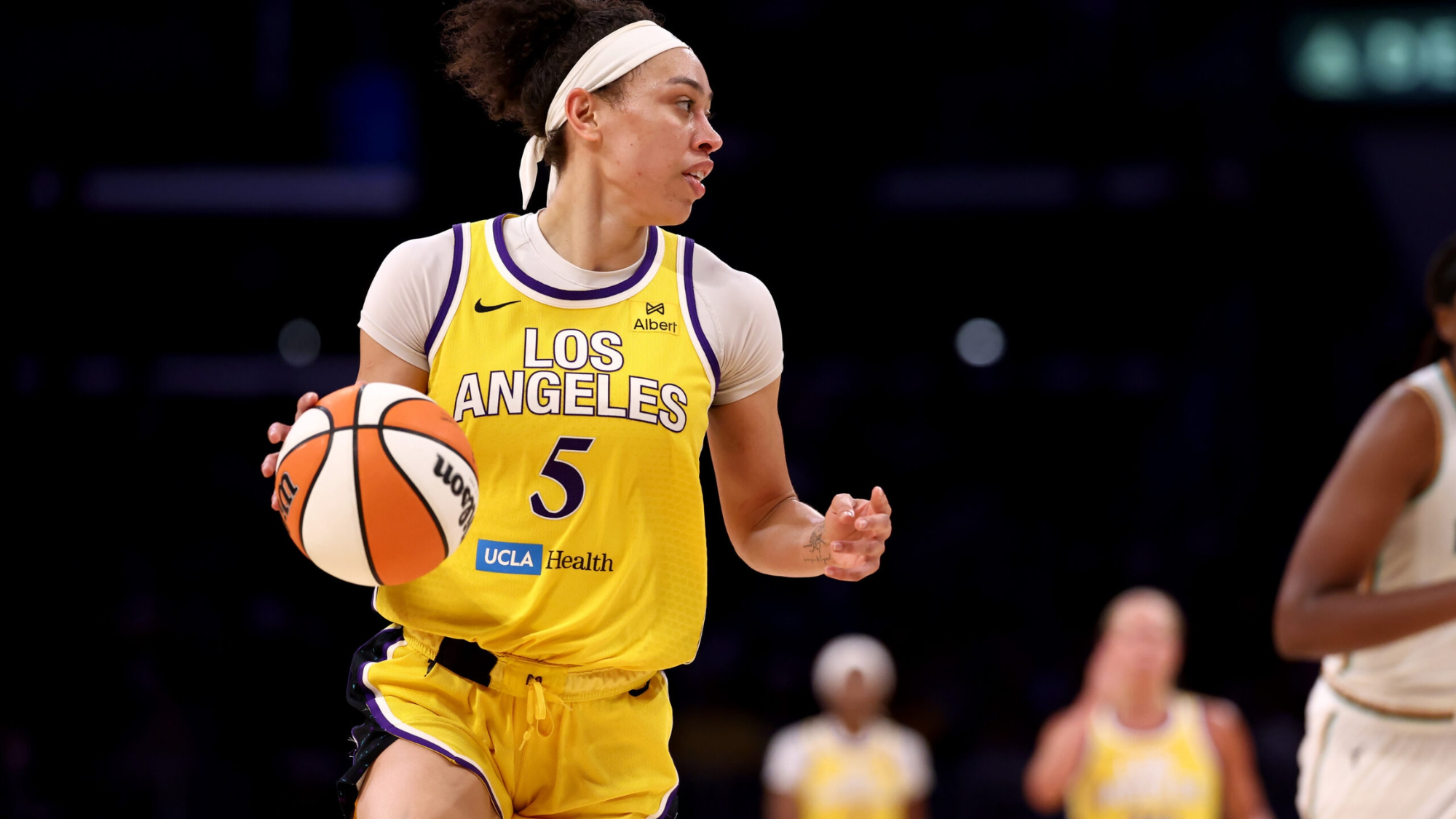 Sparks Re-Sign WNBA Champion and Three-Time All-Star Dearica Hamby