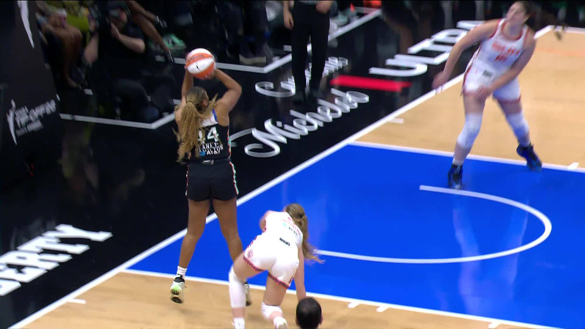 Betnijah Laney-Hamilton with the great play!
