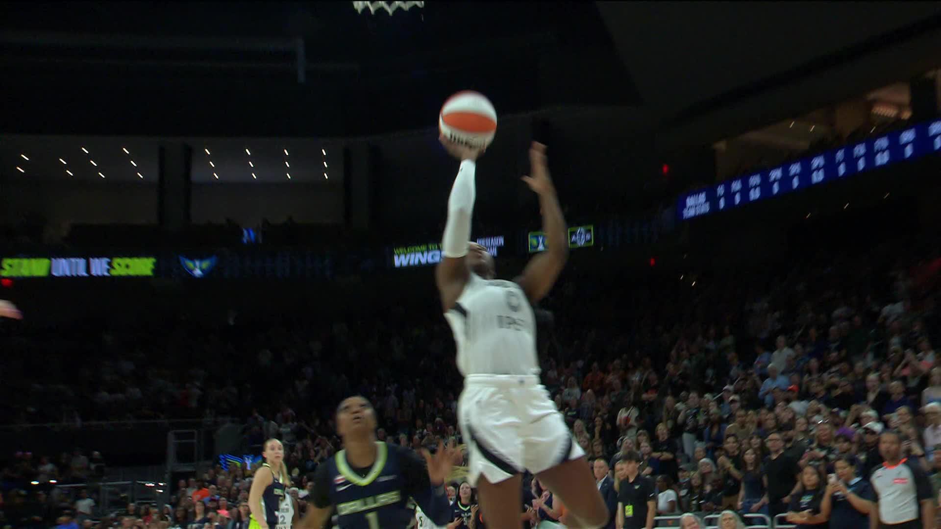 Chelsea Gray sets up the nice finish