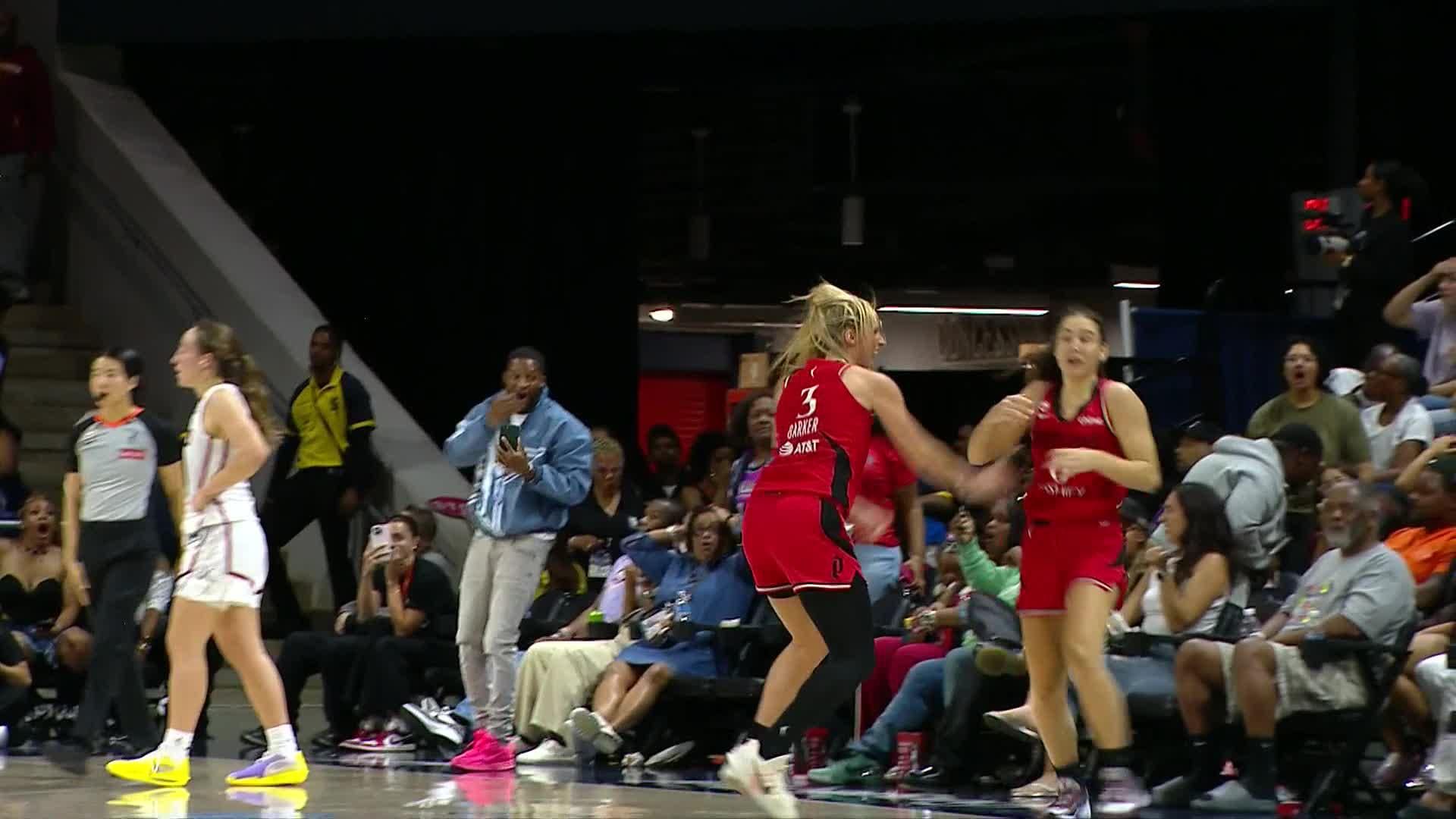 Carla Leite nails it from behind the arc