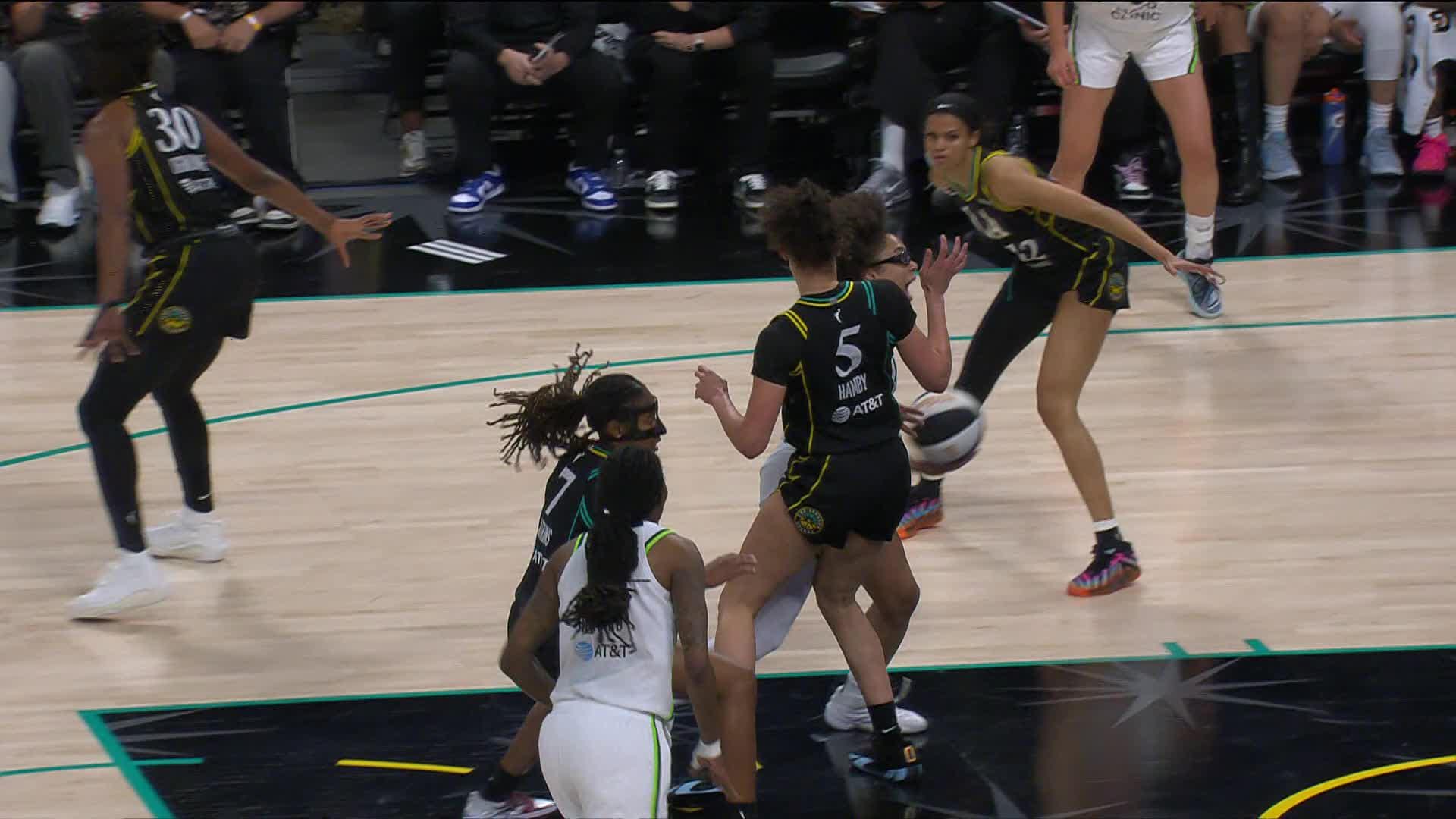 Olivia Miles Points Leader in Los Angeles Sparks vs. Minnesota Lynx - Top Points