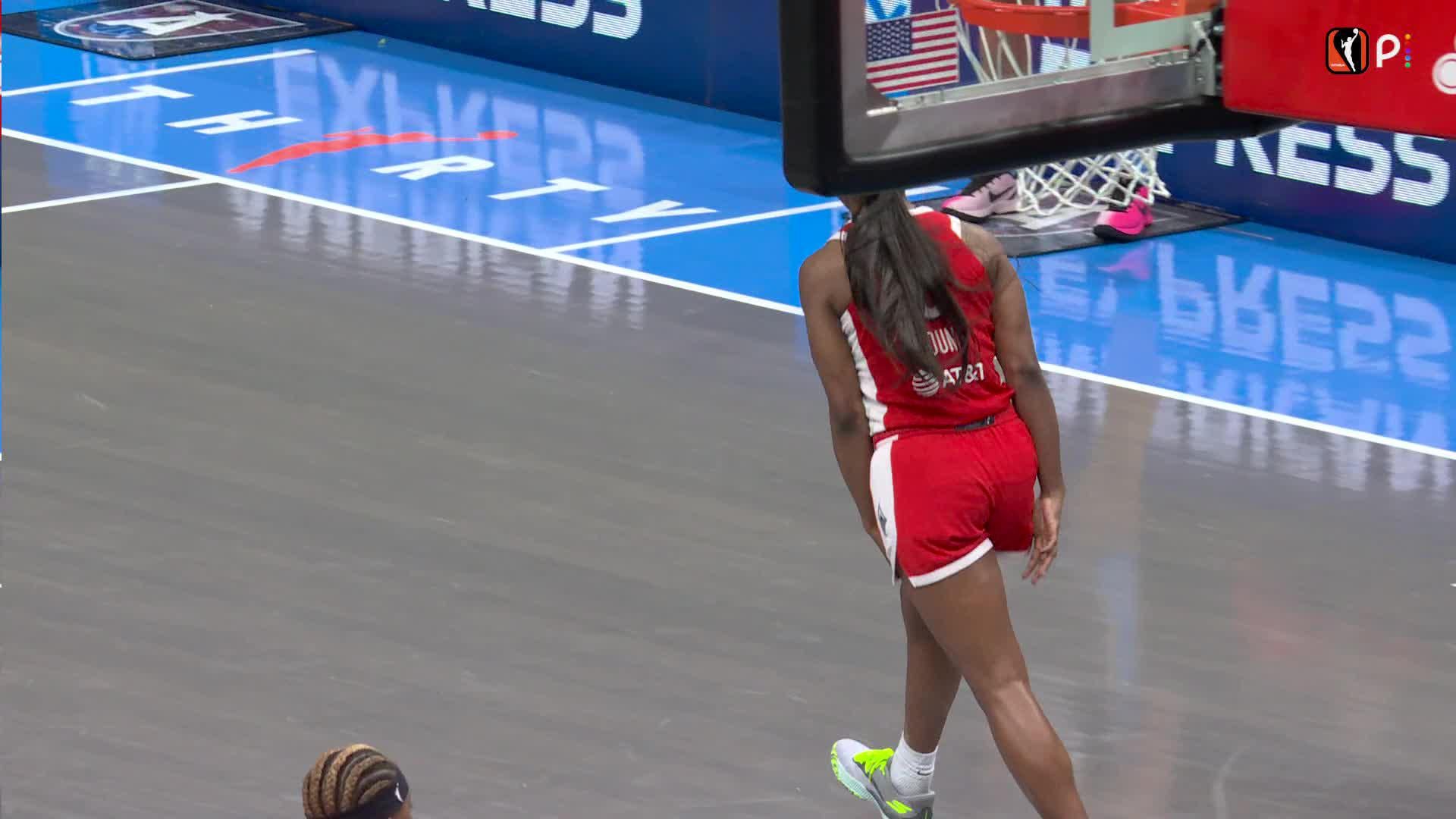 Chelsea Gray sets up Jackie Young nicely for the bucket